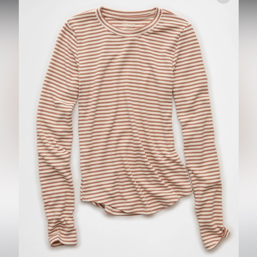 🔸American Eagle Outfitters Long Sleeve Tee